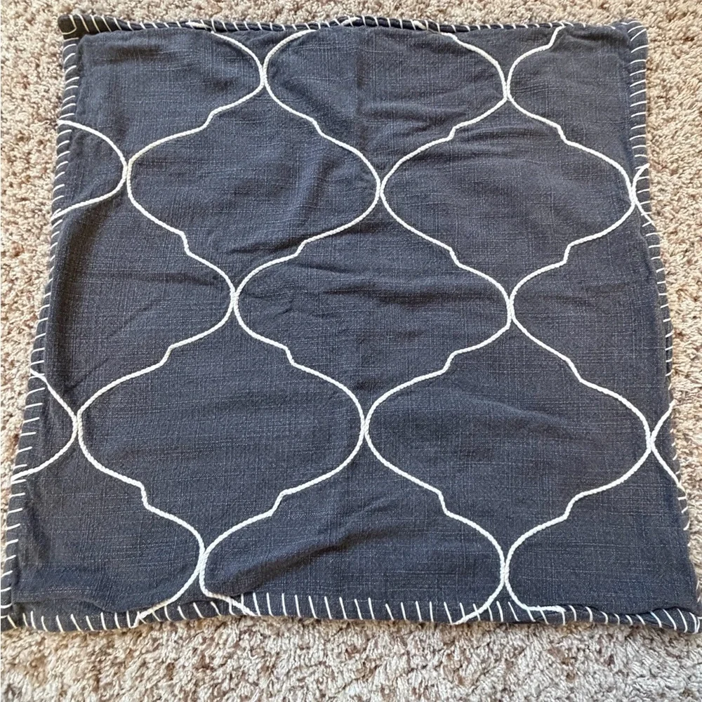 Pottery Barn 22x22 pillow cover Moroccan tile embroidered gray white quatrefoil